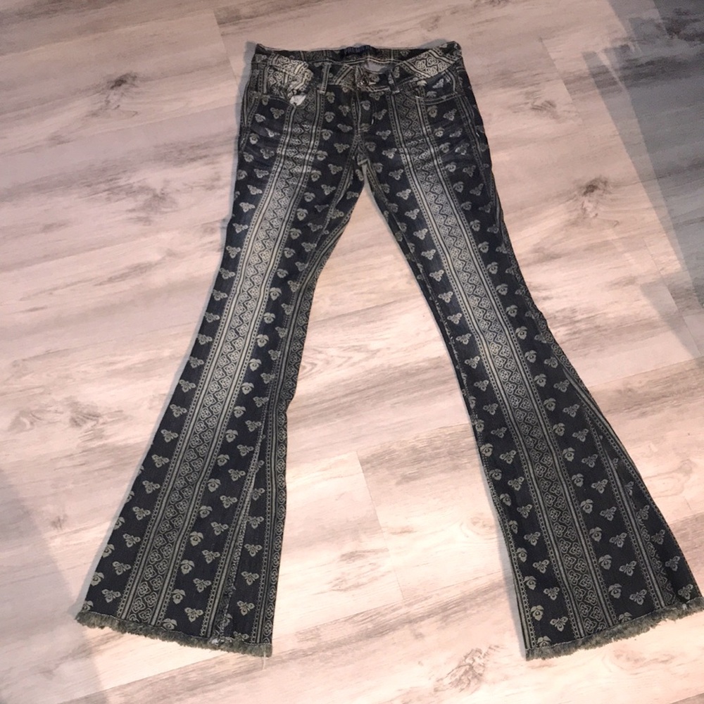 The cutest wide legged jeans ever! Frayed on the bottom.